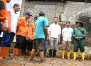 Bey Machmudin Pantau Langsung Banjir di Banjaran Wetan