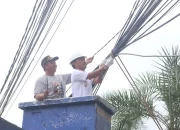 Hari Pertama Puasa, Walikota Cirebon Sikat Kabel Telekomunikasi yang Semrawut