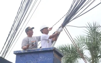 Hari Pertama Puasa, Walikota Cirebon Sikat Kabel Telekomunikasi yang Semrawut