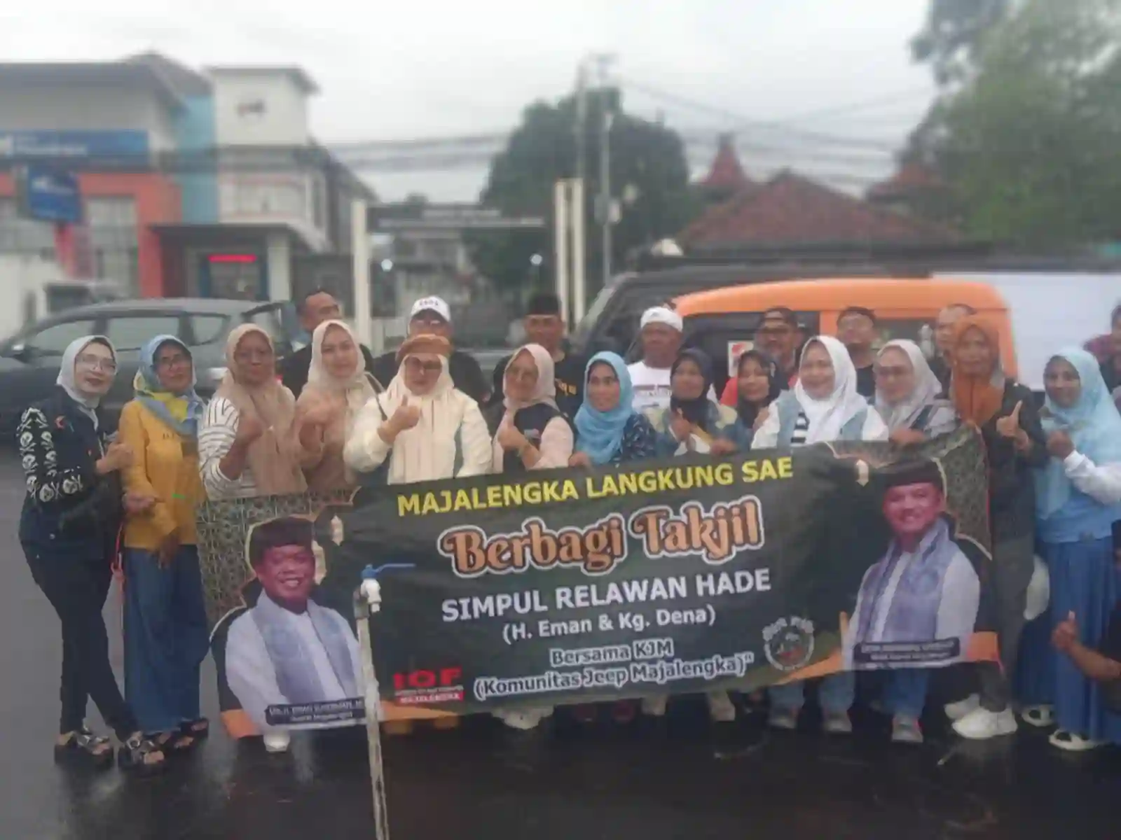 Para relawan pasangan HADE sekabupaten Majalengka ex pilkada 2024 bersilaturahmi dan berbagi takjil dibantu juga dari komunitas jeep yang ada di majalengka