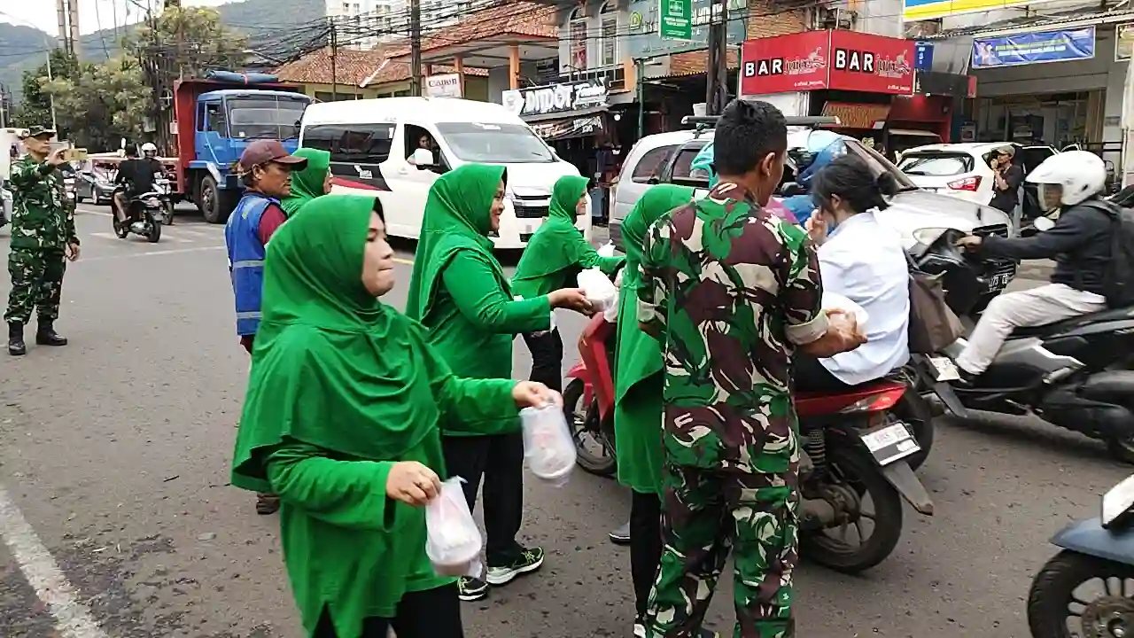 Persit dan Koramil 1005/Jtr Berbagi Takjil di Bulan Ramadan, Wujud Kepedulian kepada Masyarakat