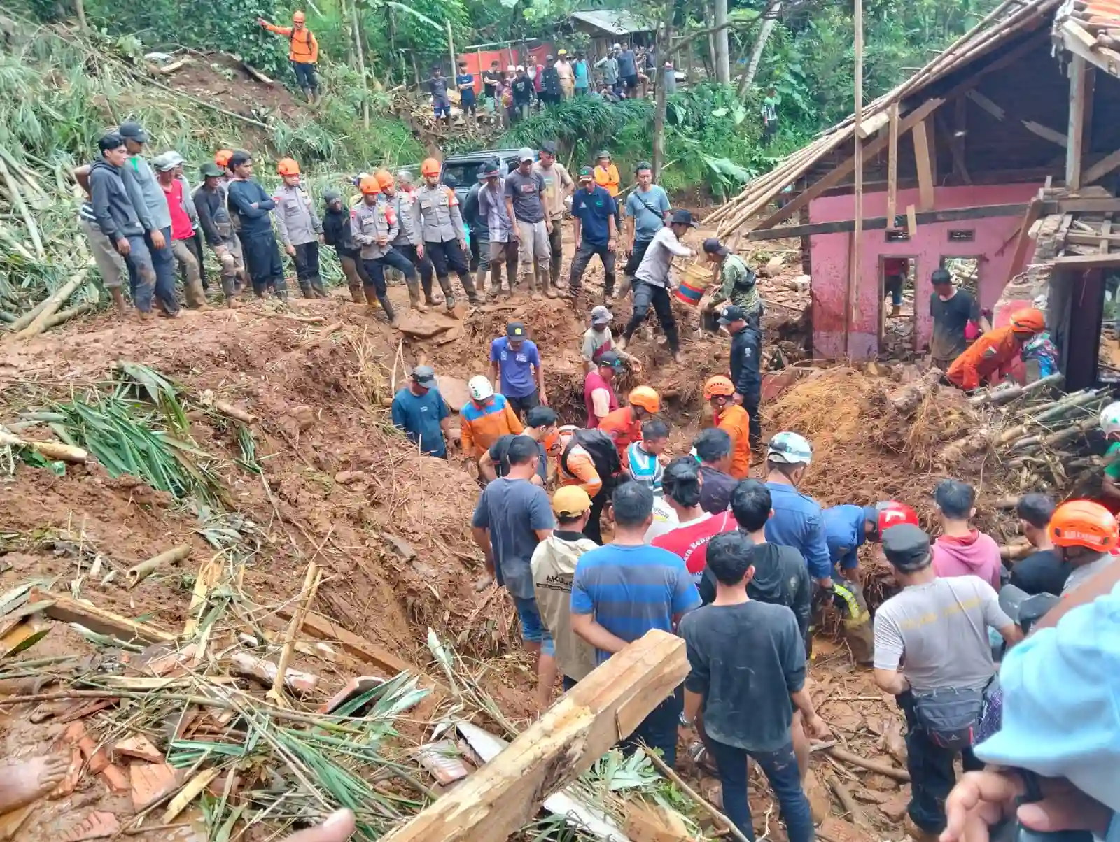 Evakuasi Longsor di Sumedang Selatan, Korban Ditemukan Setelah Pencarian Intensif