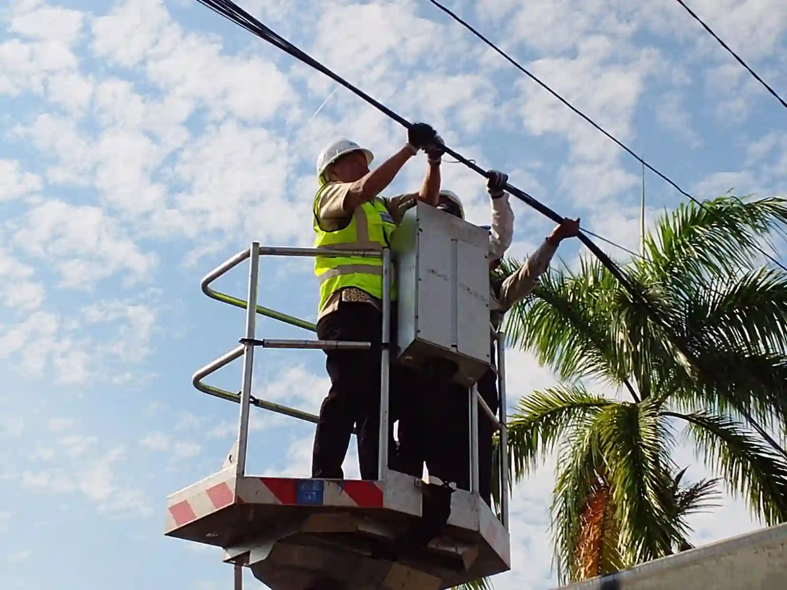 Bupati Majalengka Kick Off Penataan Kabel Udara, Dorong Kota Lebih Rapi dan Aman.